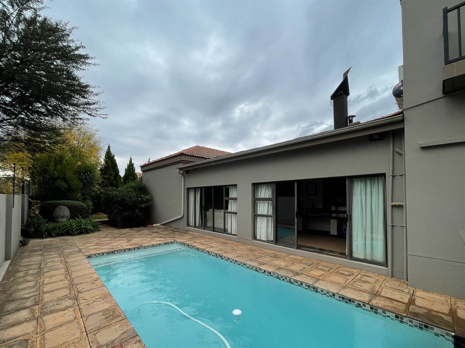 5 Bed Townhouse in Wilkoppies photo number 2