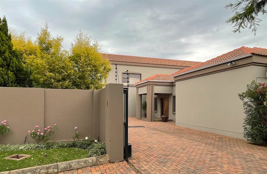 5 Bed Townhouse in Wilkoppies photo number 5