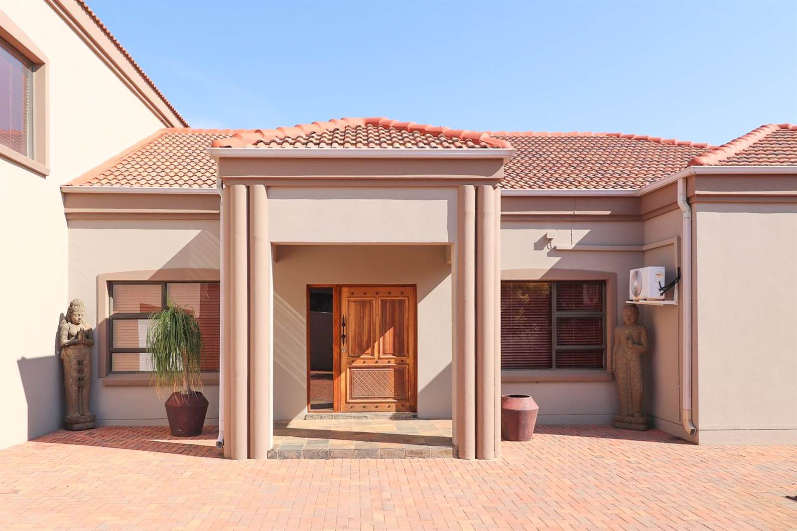 5 Bed Townhouse in Wilkoppies photo number 6