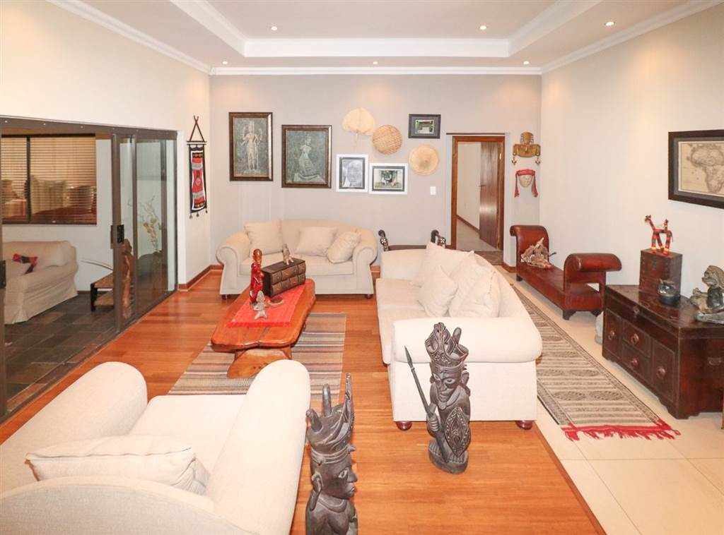 5 Bed Townhouse in Wilkoppies photo number 16