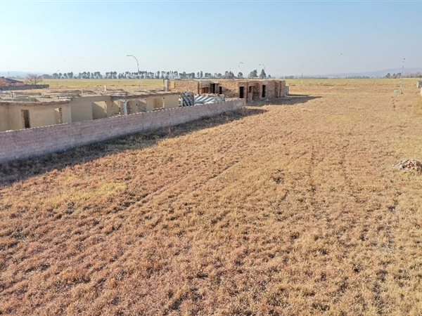 1 025 m² Land