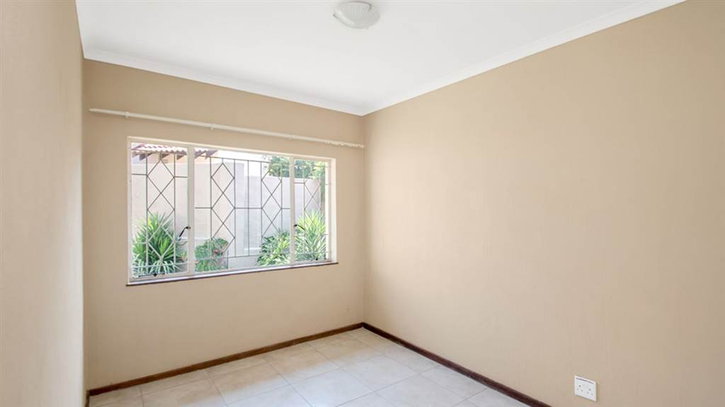 2 Bed Townhouse in Silverfields photo number 10