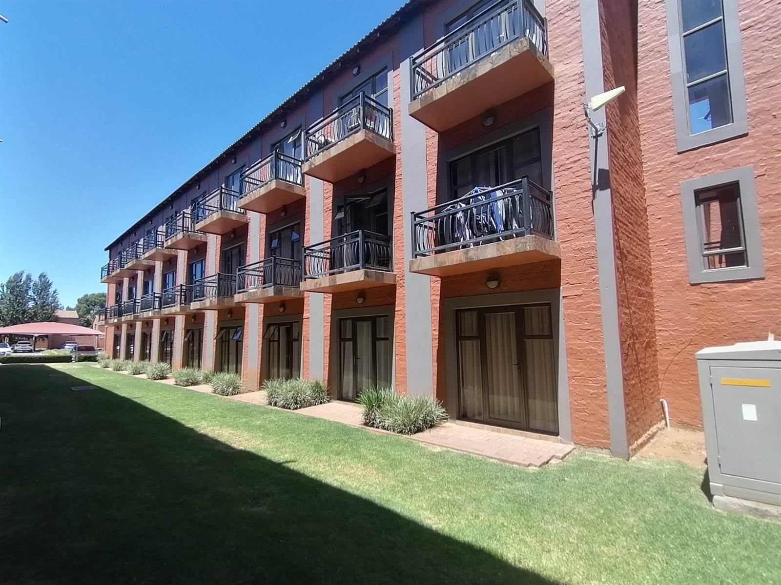 1 Bed Apartment in Bloemfontein photo number 2