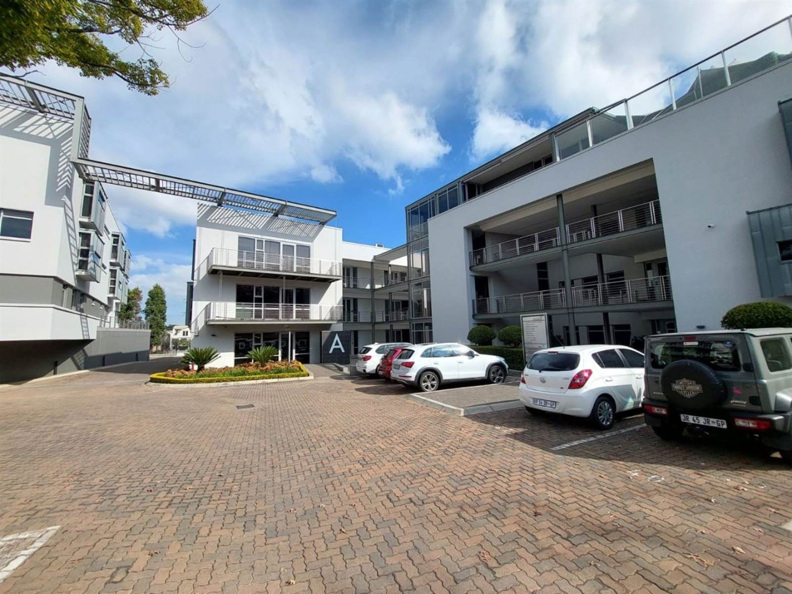 372  m² Office Space in Bryanston photo number 1