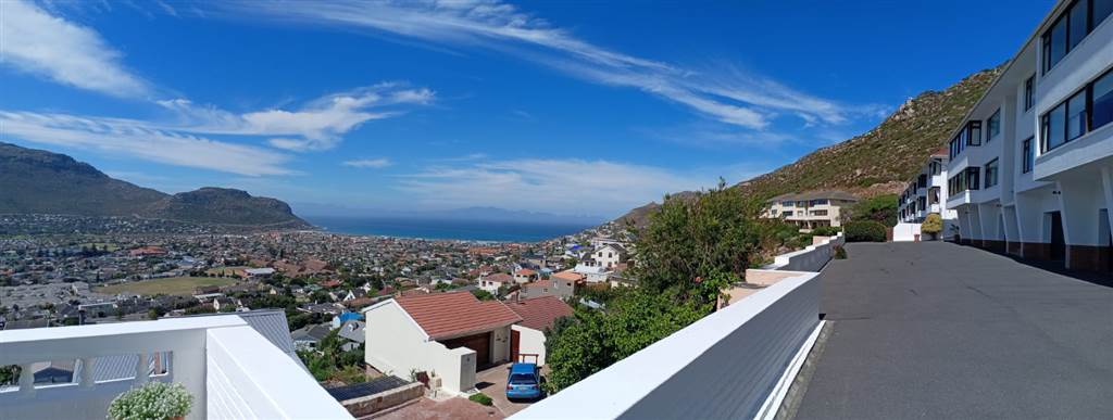 3 Bed Apartment in Fish Hoek photo number 1