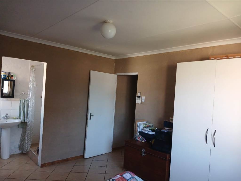 3 Bed Townhouse in Retief photo number 10