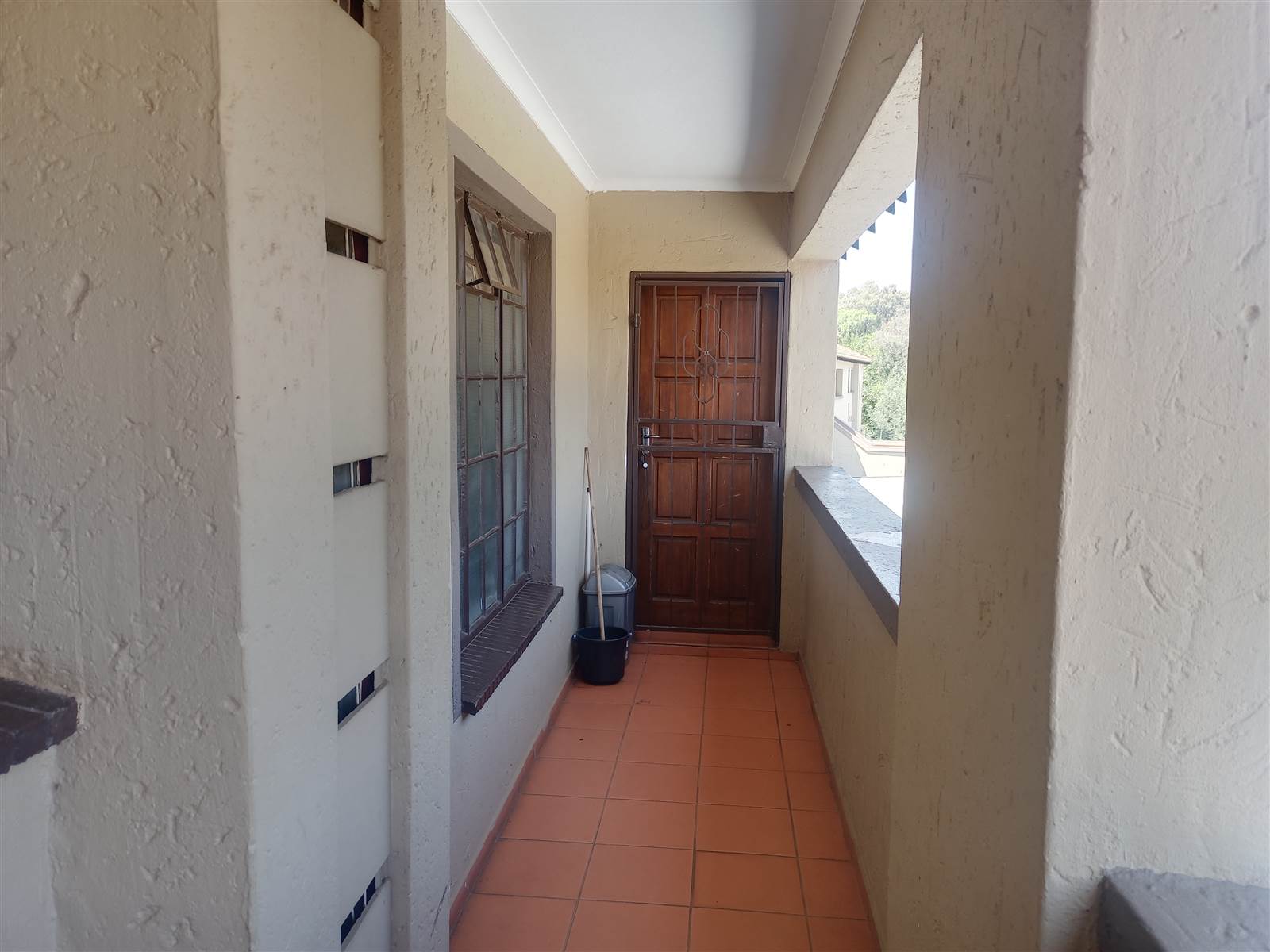 2 Bed Apartment in Roodepoort Central photo number 2
