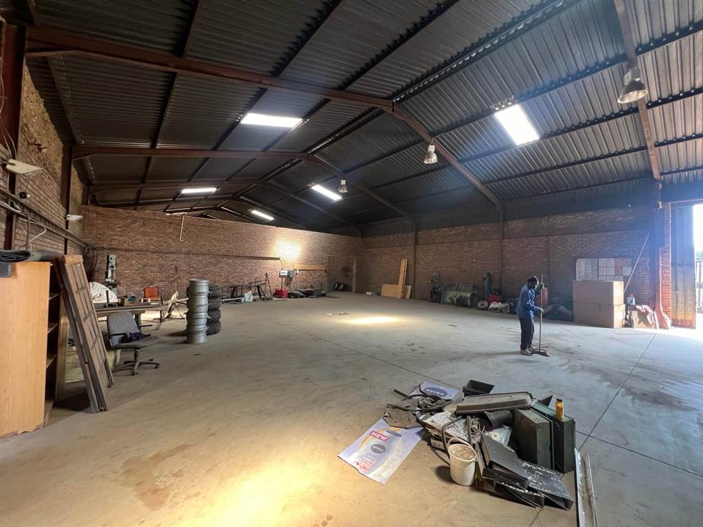 860  m² Industrial space in Petit photo number 4