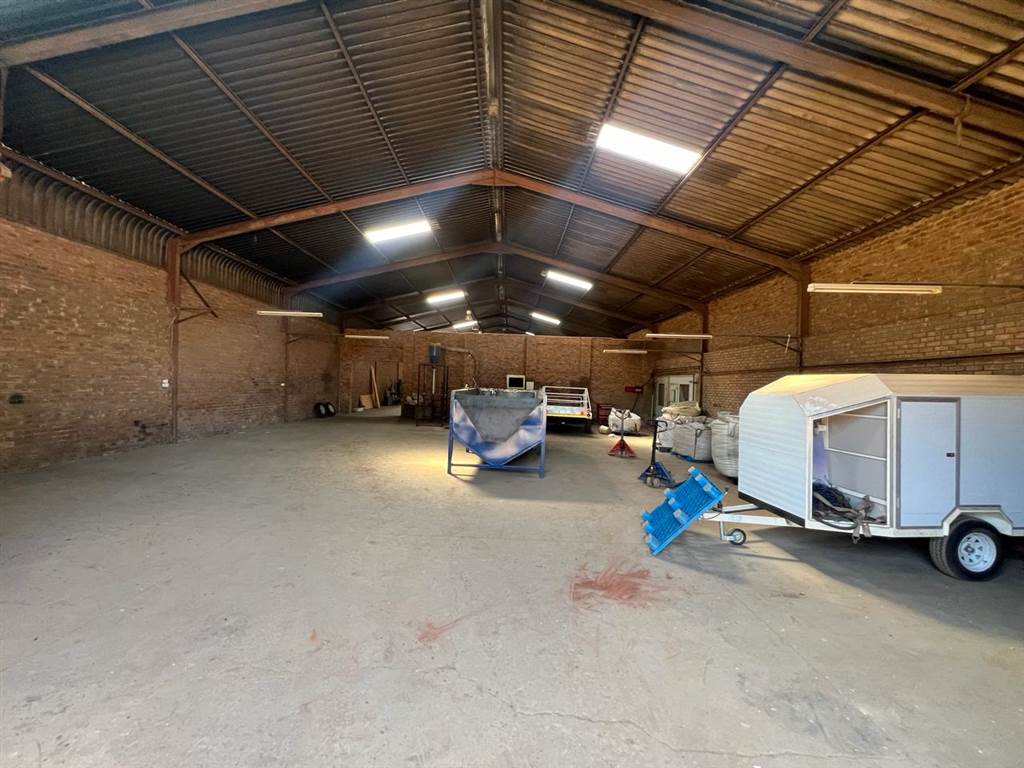 860  m² Industrial space in Petit photo number 2