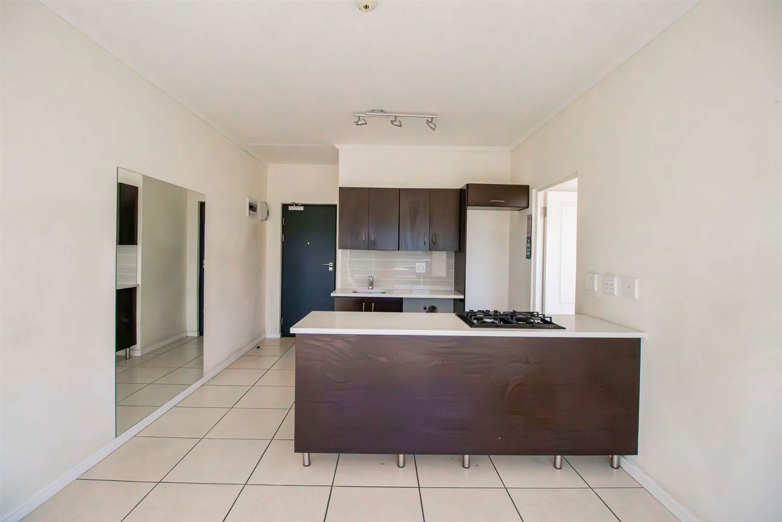1 Bed Apartment in Somerset West Central photo number 6