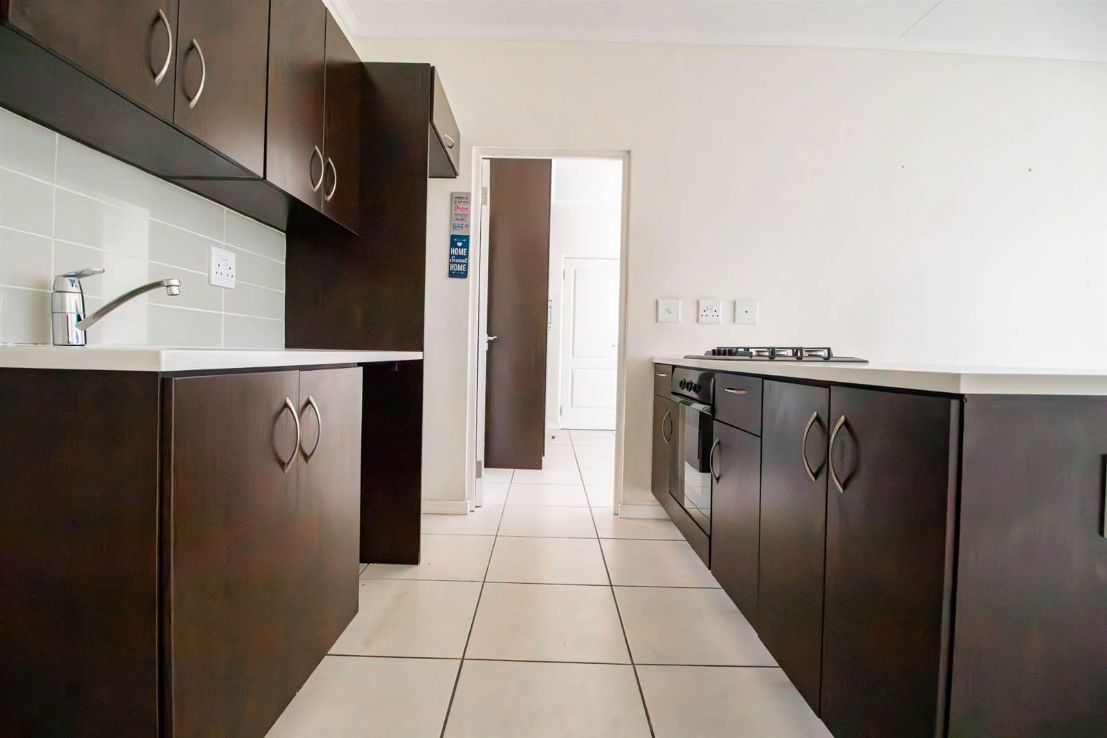 1 Bed Apartment in Somerset West Central photo number 9