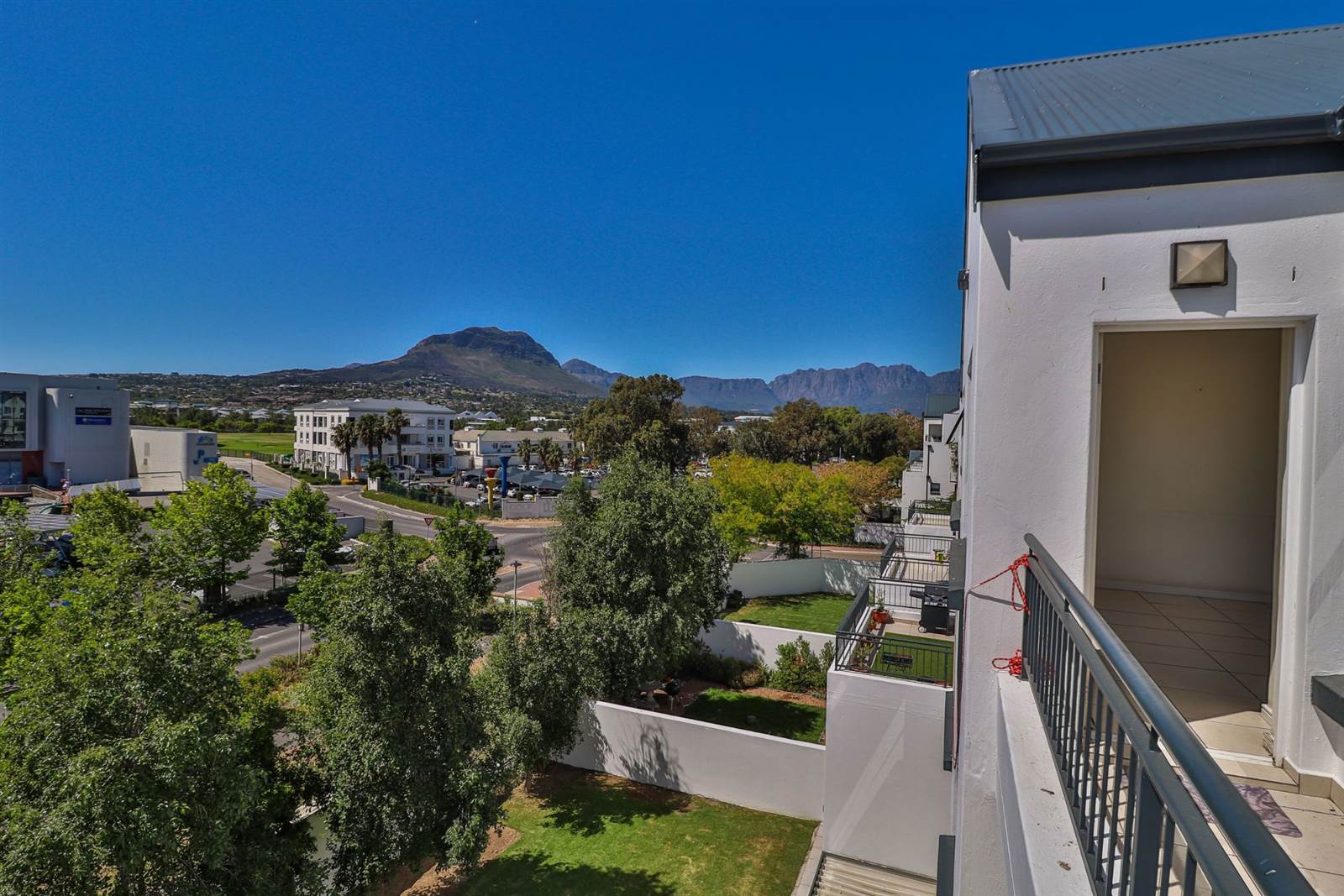 1 Bed Apartment in Somerset West Central photo number 15