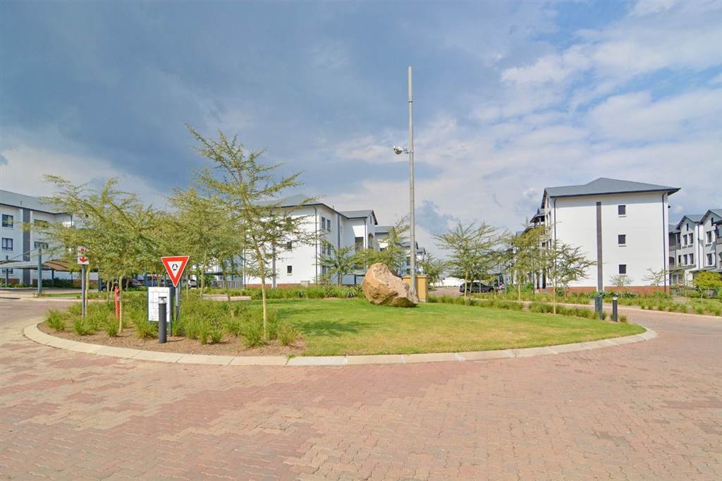 2 Bed Apartment in Fourways photo number 19