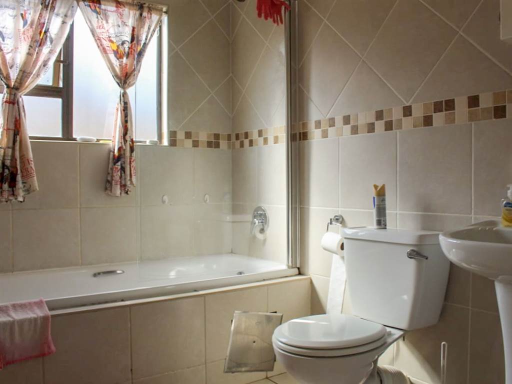 2 Bed Townhouse in Potchefstroom Central photo number 9