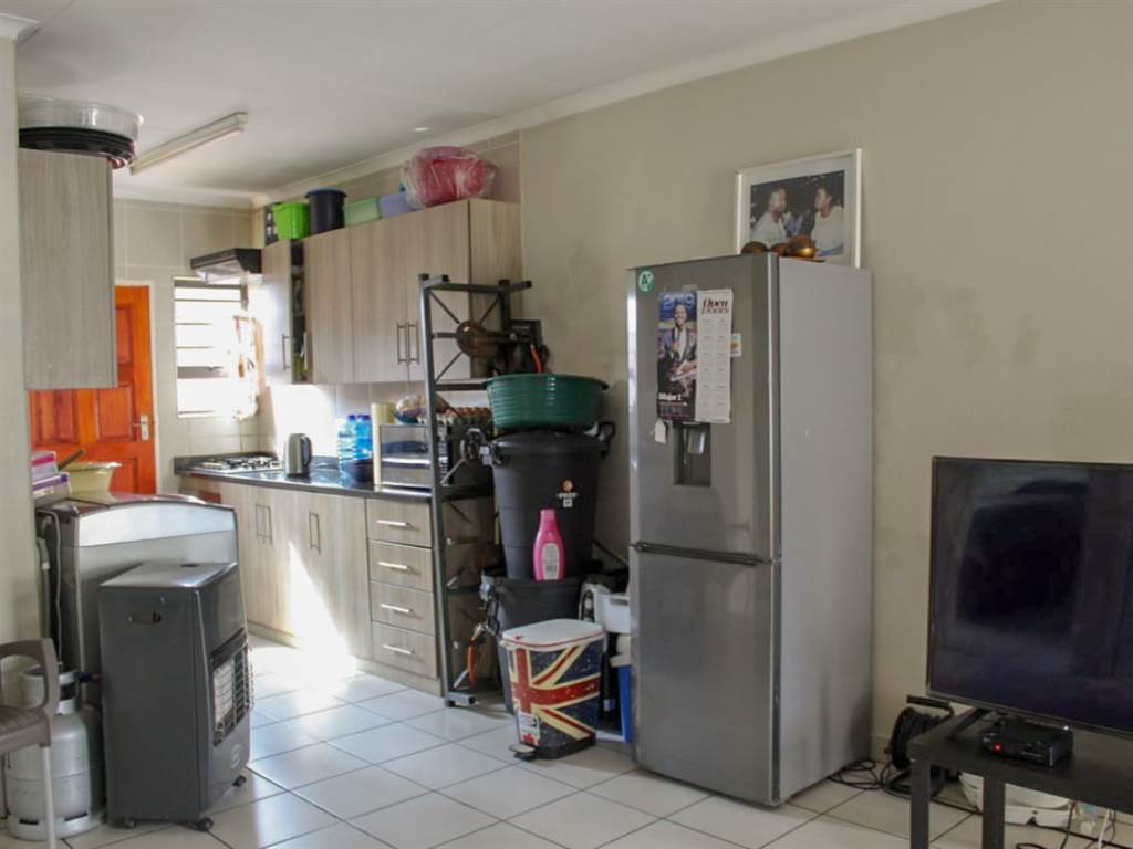 2 Bed Townhouse in Potchefstroom Central photo number 3
