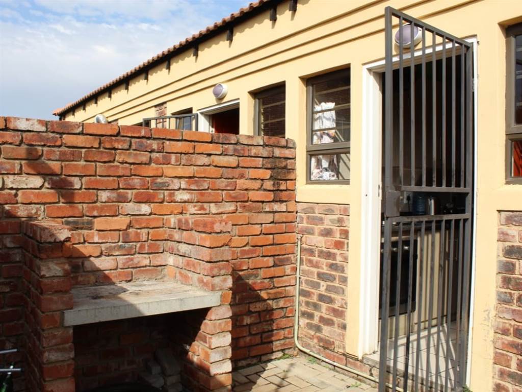 2 Bed Townhouse in Potchefstroom Central photo number 11