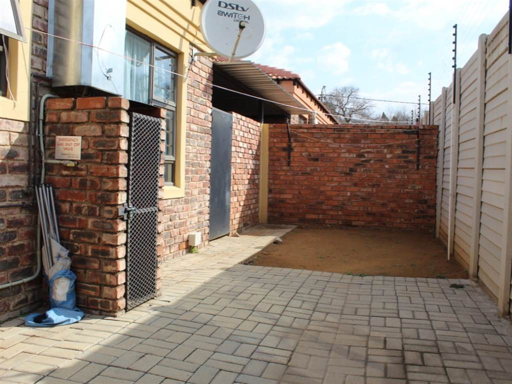 2 Bed Townhouse in Potchefstroom Central photo number 10