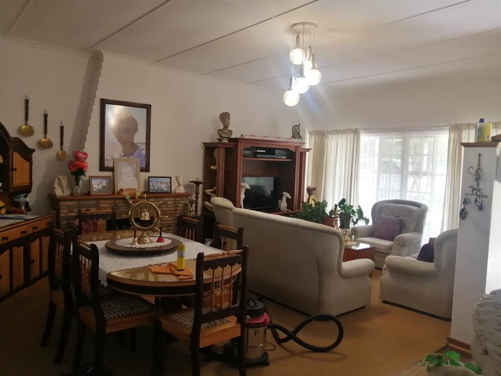 4 Bed House in Graaff Reinet photo number 7
