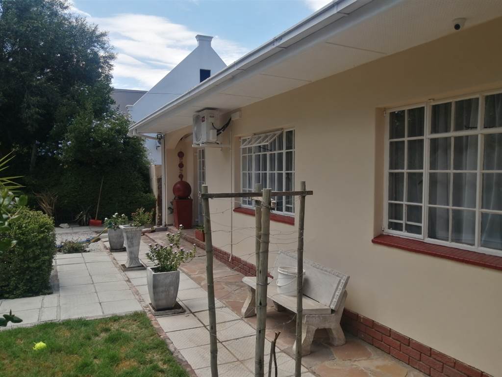 4 Bed House in Graaff Reinet photo number 4