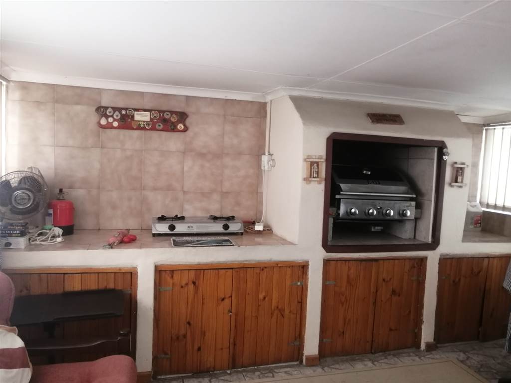 4 Bed House in Graaff Reinet photo number 26