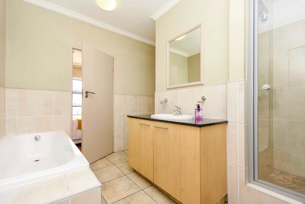 2 Bed Flat in Morningside photo number 18