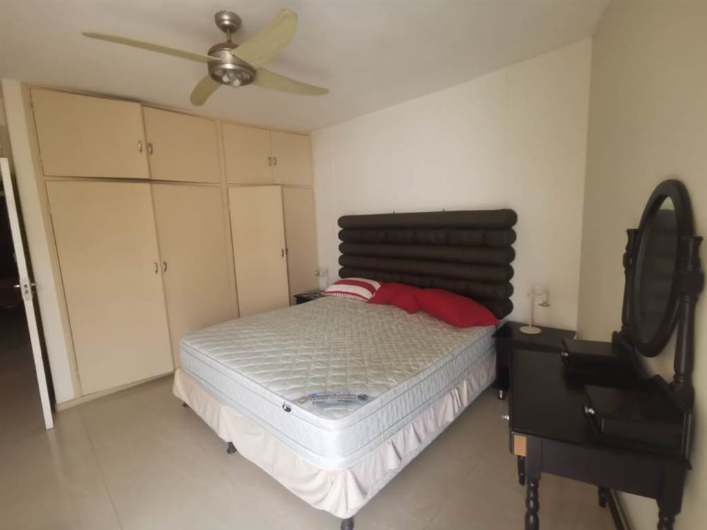 2 Bed Apartment in Amanzimtoti photo number 2