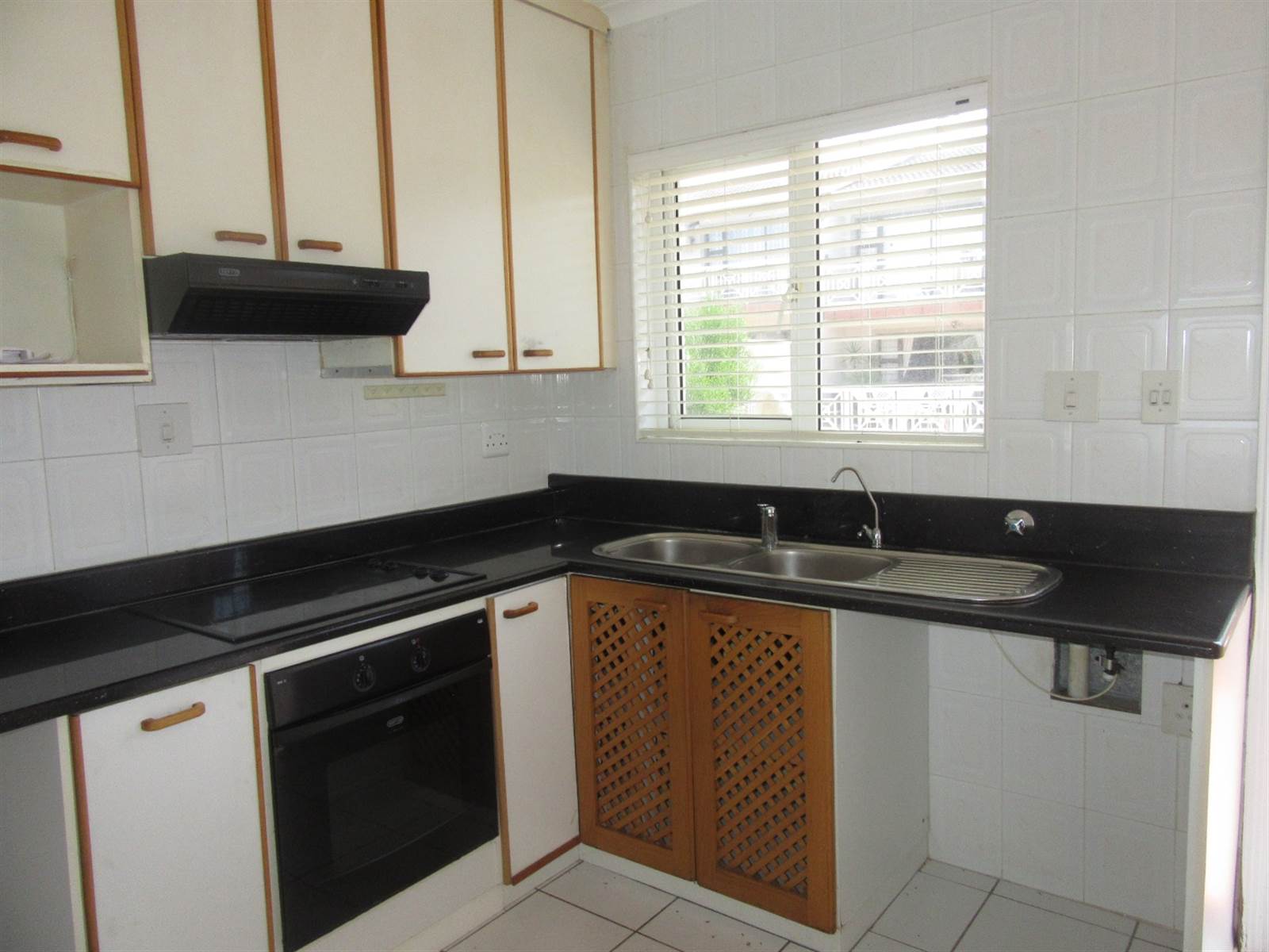 2 Bed Apartment in Scottburgh Central photo number 7