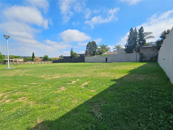 1000 m² Land available in Benmore Gardens