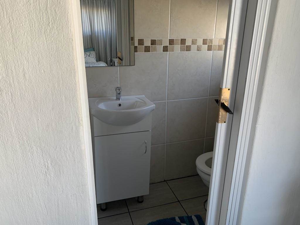 2 Bed Flat in Uvongo photo number 17