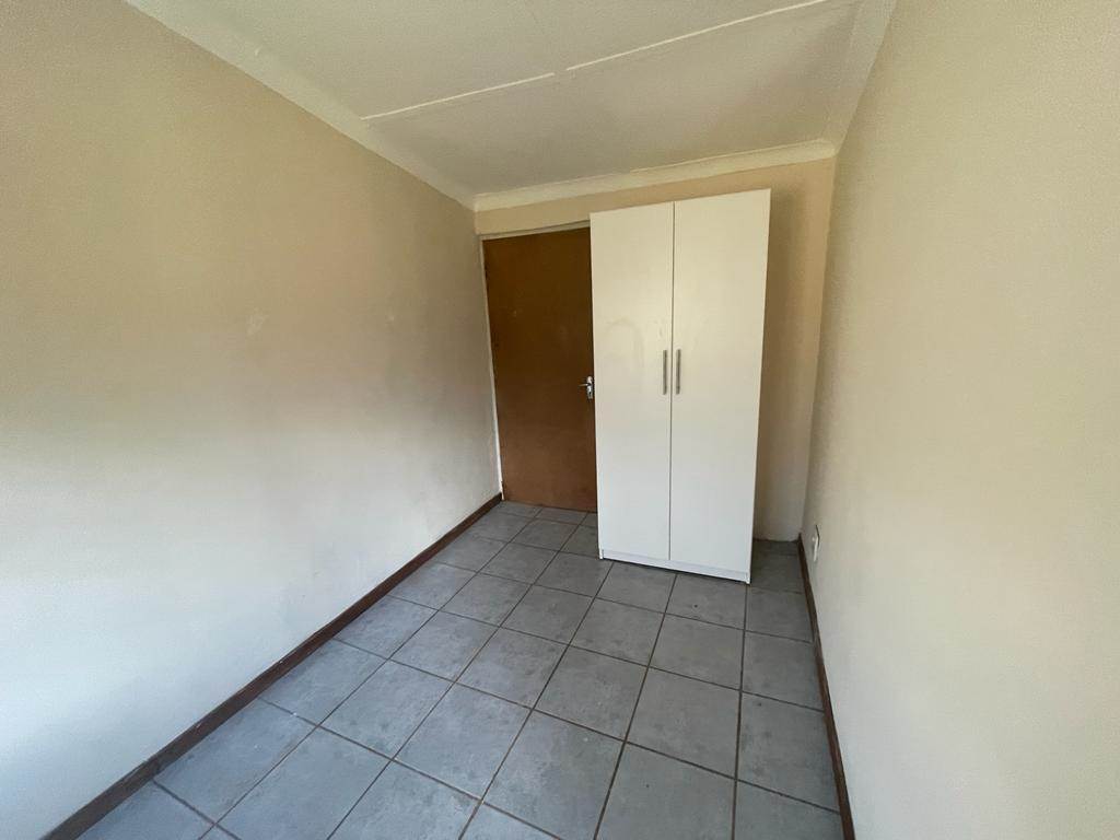 1 Bed Apartment in Ficksburg photo number 3