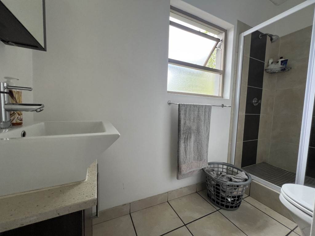 1 Bed Apartment in Lonehill photo number 4