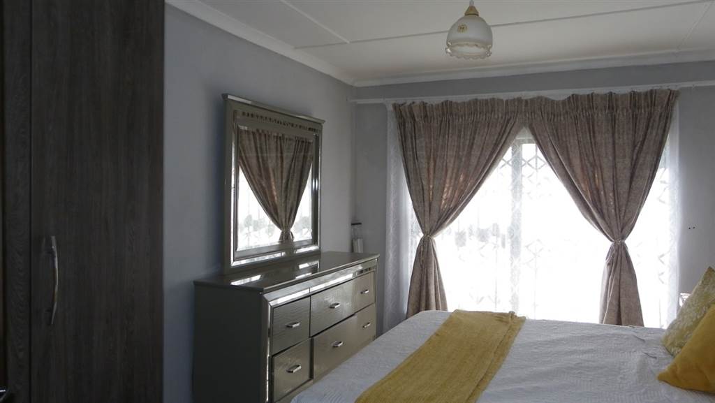 4 Bed House in Harrismith photo number 10