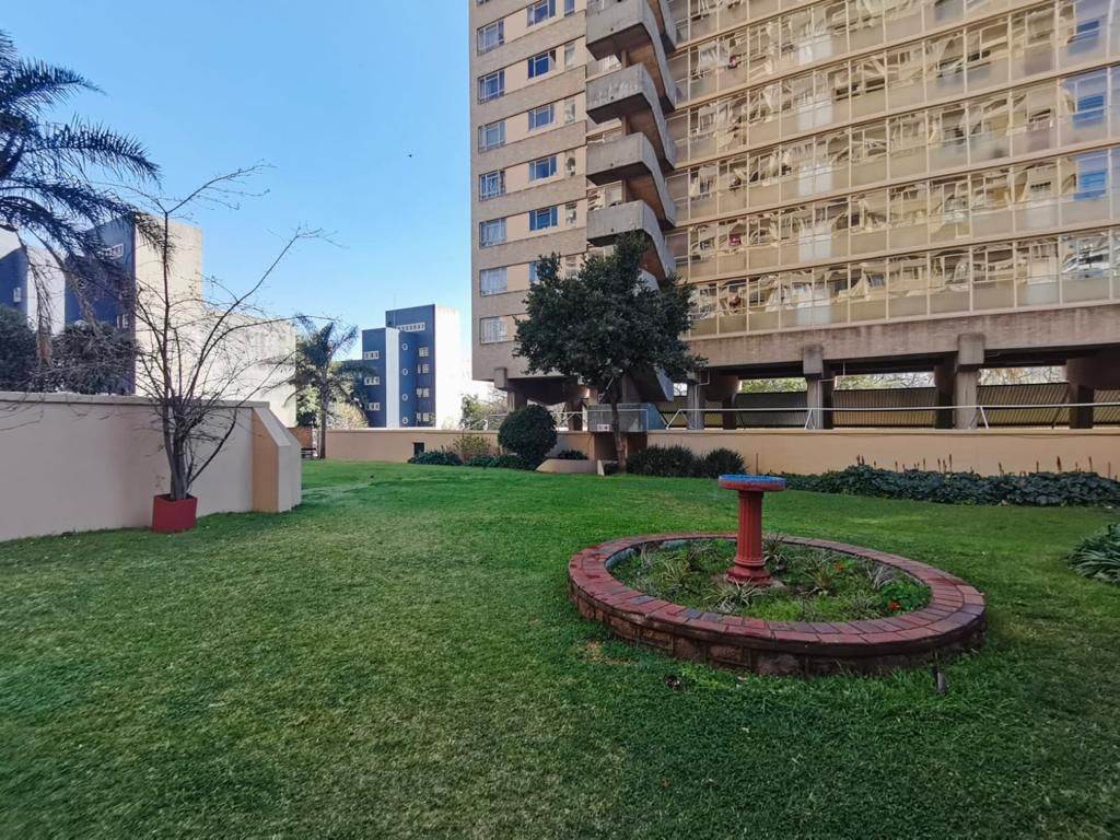 2 Bed Apartment in Parktown photo number 22