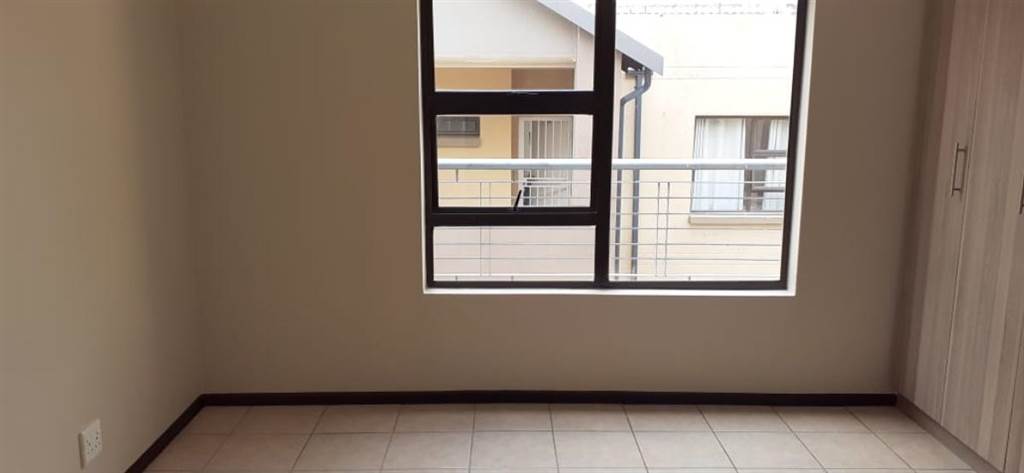 2 Bed Apartment in Ruimsig photo number 8