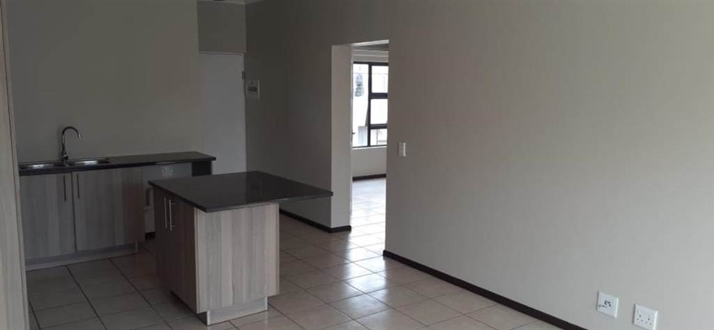 2 Bed Apartment in Ruimsig photo number 3