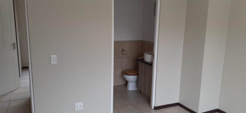 2 Bed Apartment in Ruimsig photo number 9