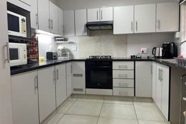 2 Bed Townhouse in Kloof photo number 5
