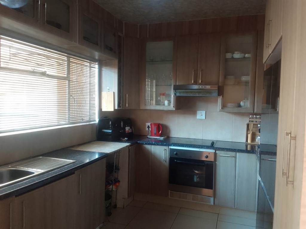2 Bed Flat in Vereeniging Central photo number 2