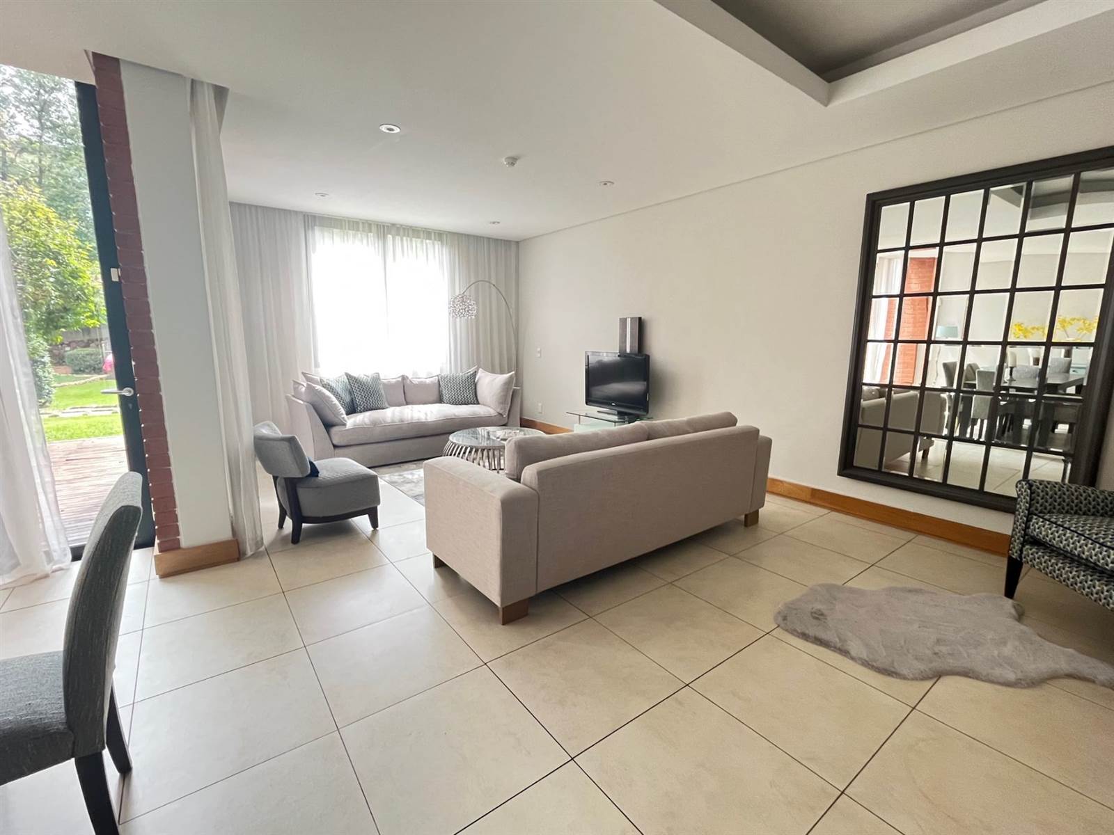 2 Bed Apartment in Melrose Arch photo number 16