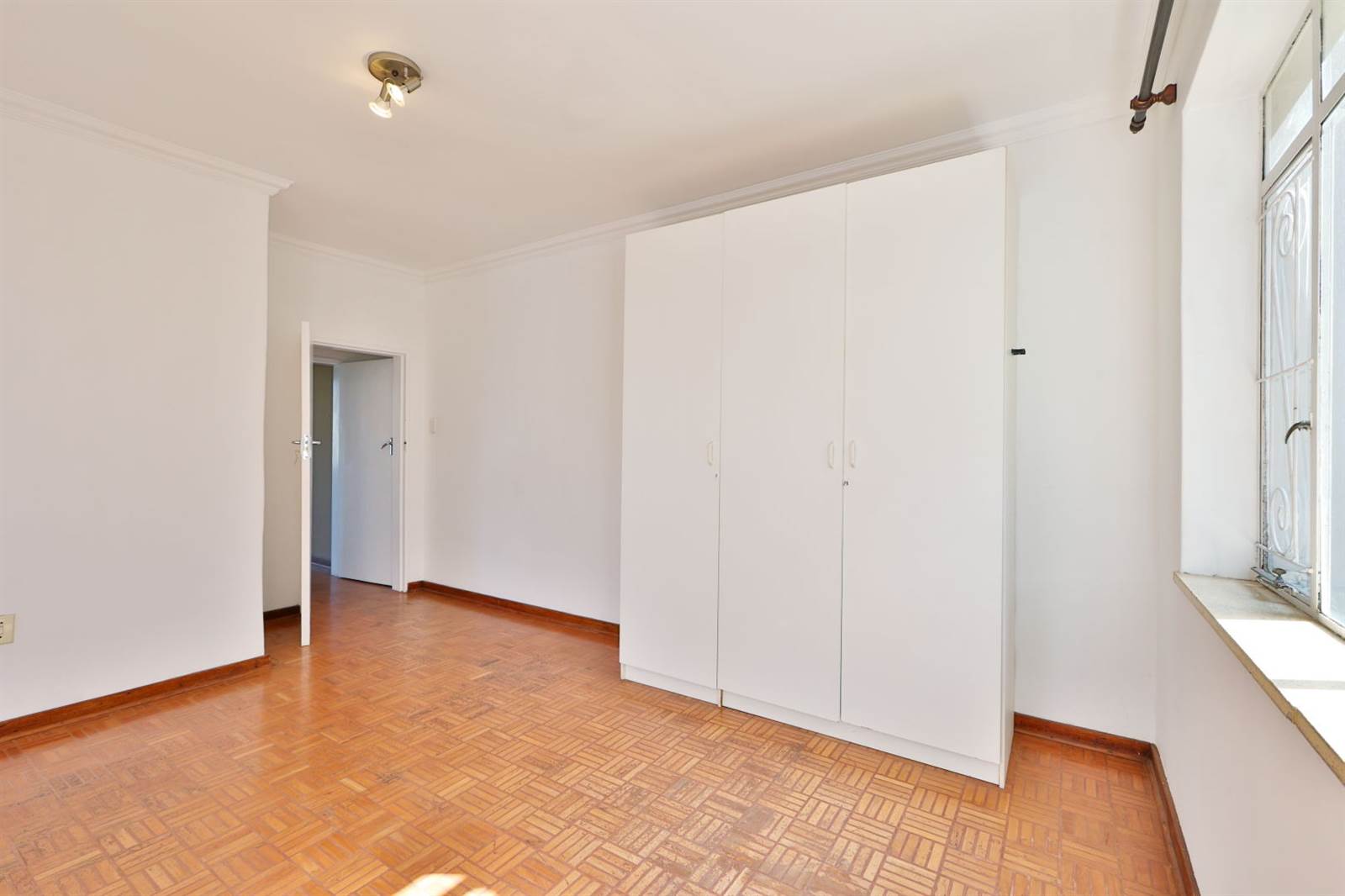2 Bed Apartment in Craighall Park photo number 10