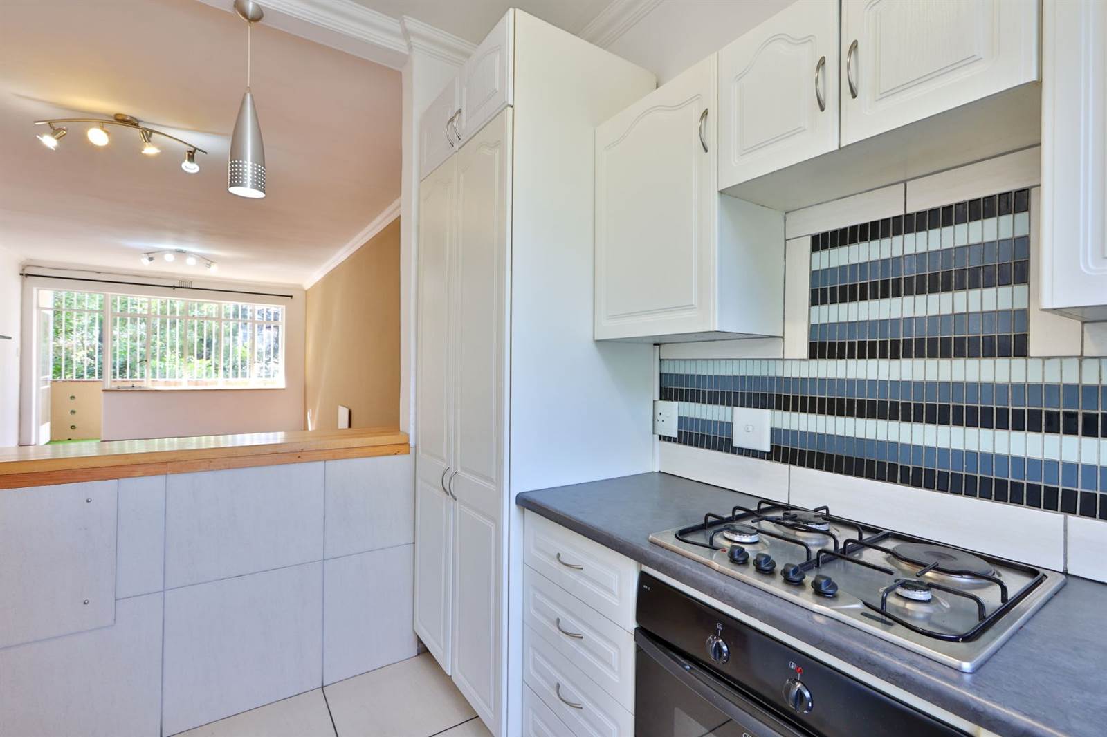 2 Bed Apartment in Craighall Park photo number 3