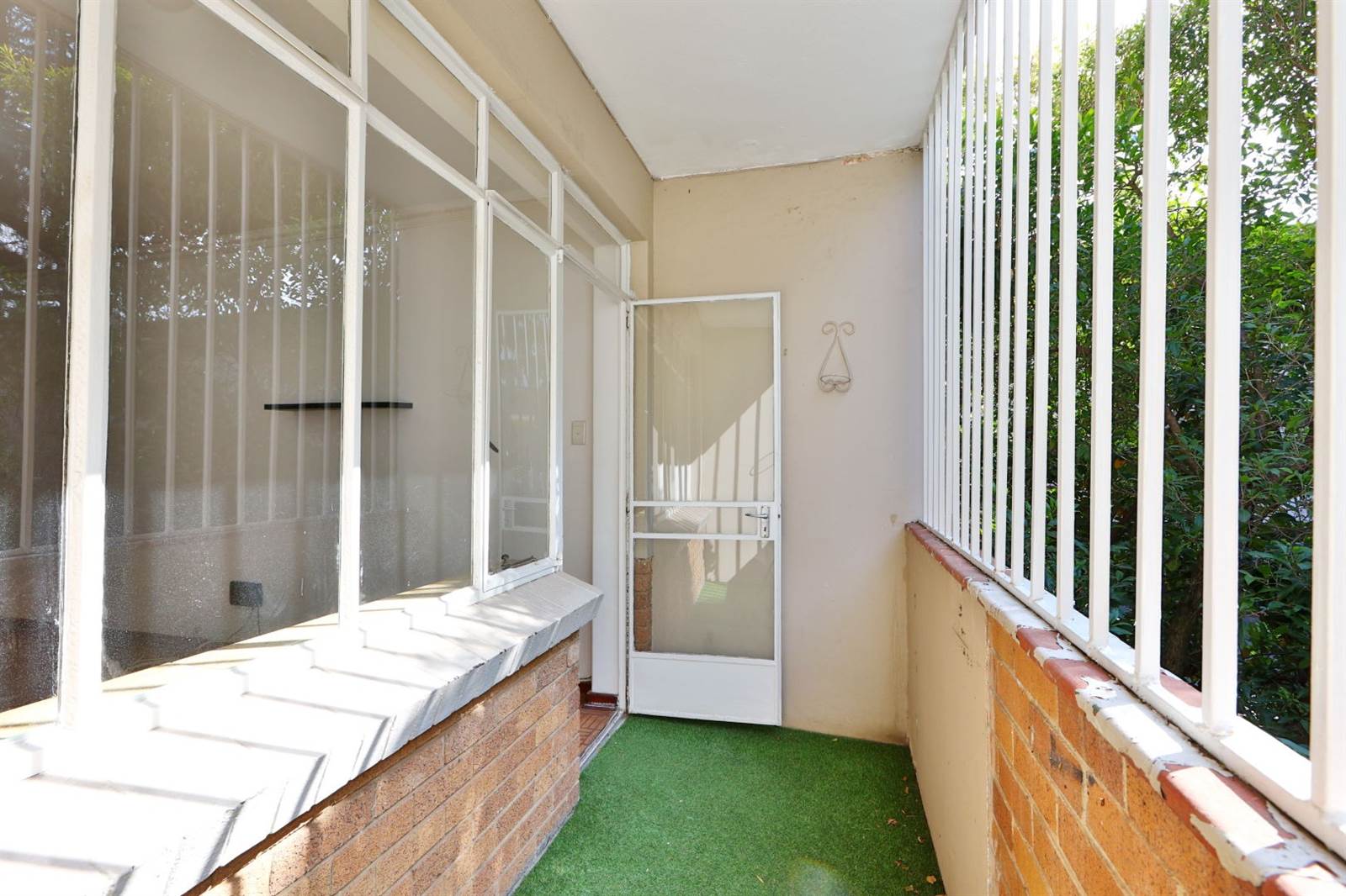2 Bed Apartment in Craighall Park photo number 15