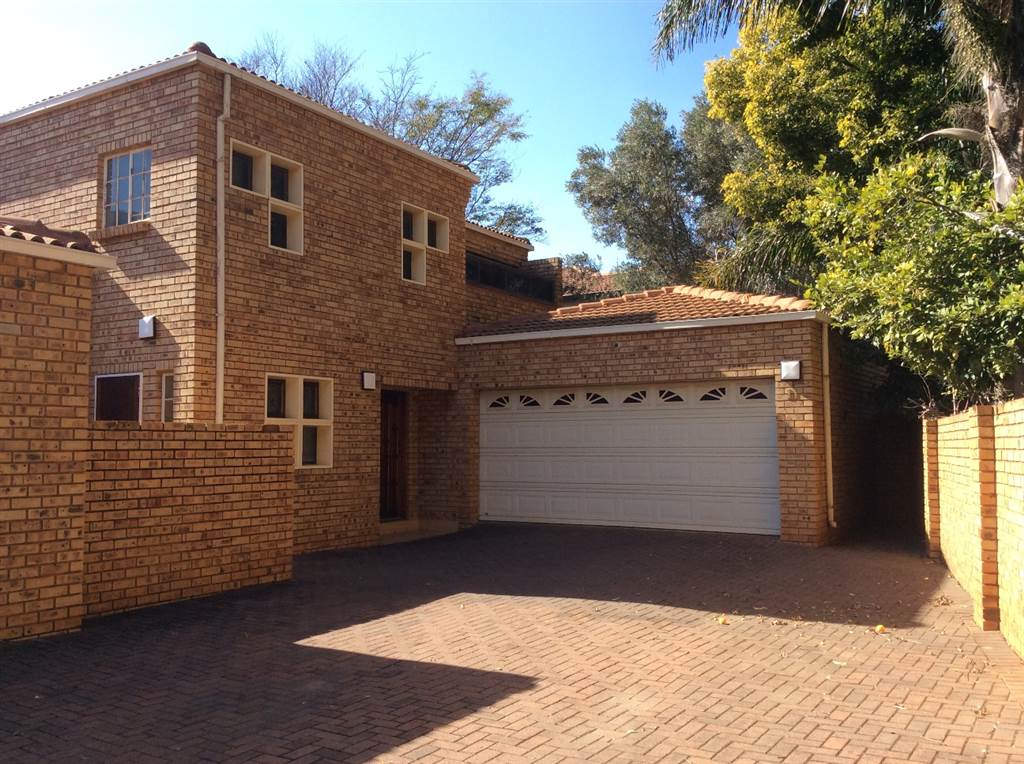 3 Bed Townhouse in Centurion Golf Estate photo number 1