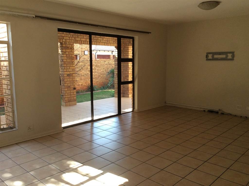 3 Bed Townhouse in Centurion Golf Estate photo number 3