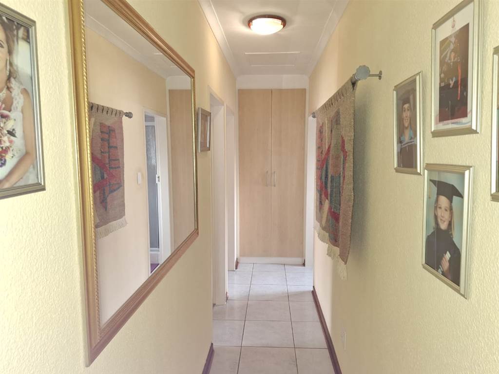 2 Bed Townhouse in Vereeniging Central photo number 16