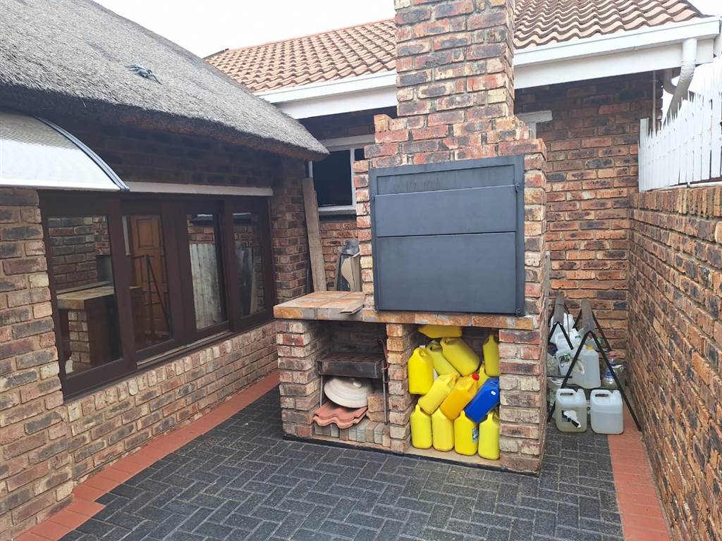 2 Bed Townhouse in Vereeniging Central photo number 9