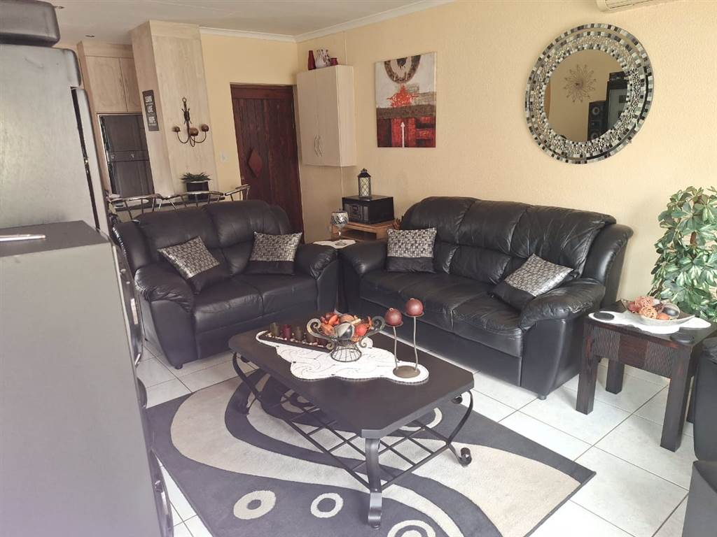 2 Bed Townhouse in Vereeniging Central photo number 15