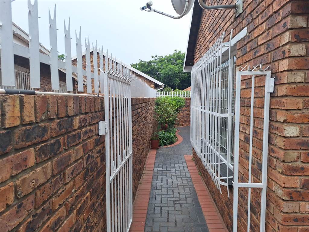2 Bed Townhouse in Vereeniging Central photo number 11