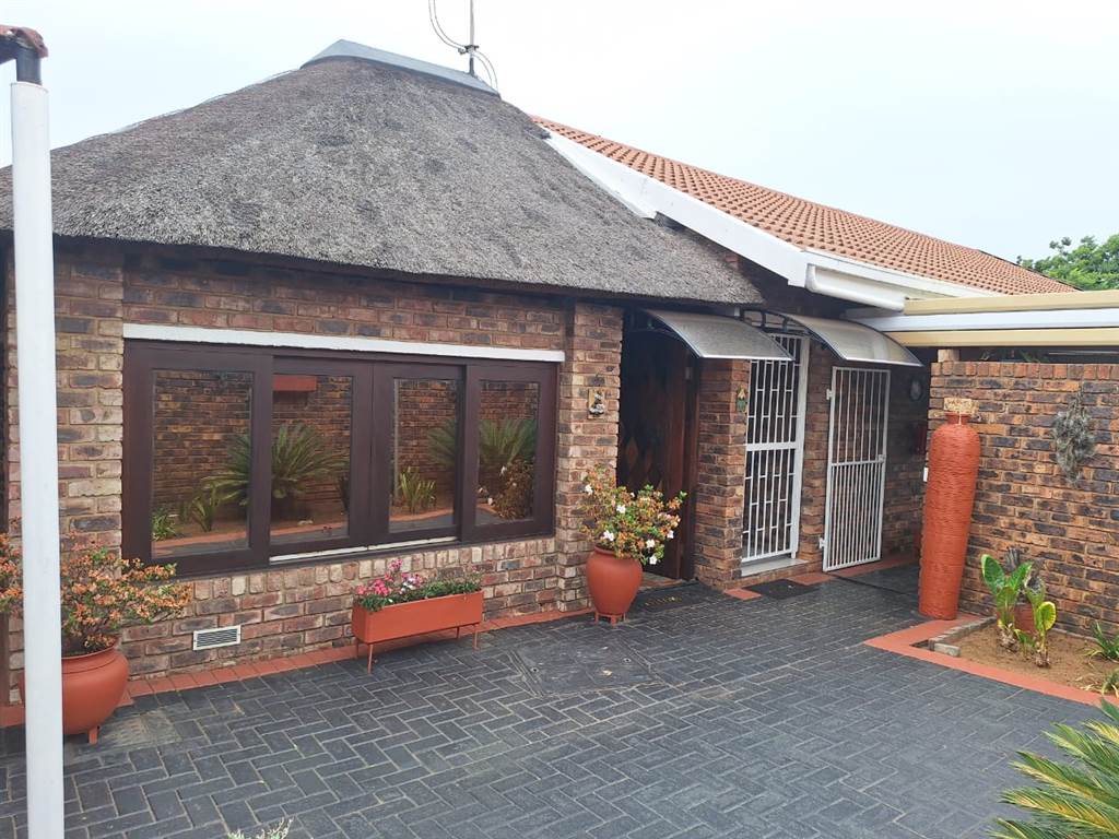 2 Bed Townhouse in Vereeniging Central photo number 12