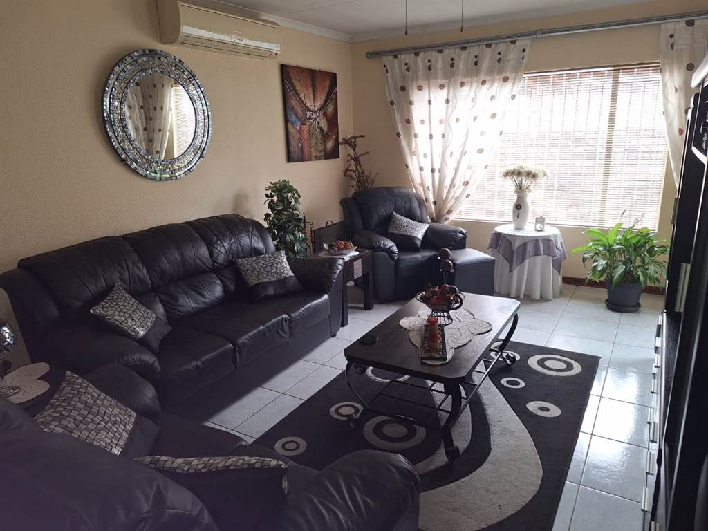 2 Bed Townhouse in Vereeniging Central photo number 6